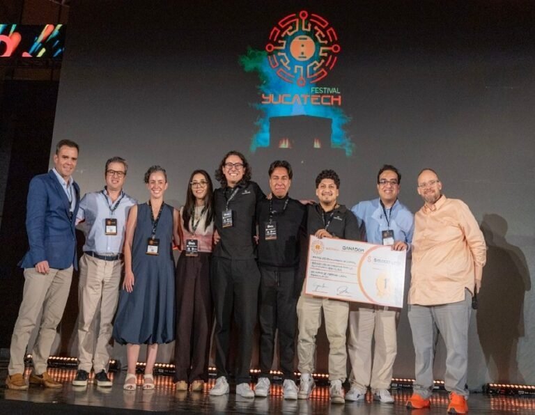 Triunfa plataforma tecnológica de egresados del ICEA y el ICBI  de la UAEH en el Yucatech Festival 2026