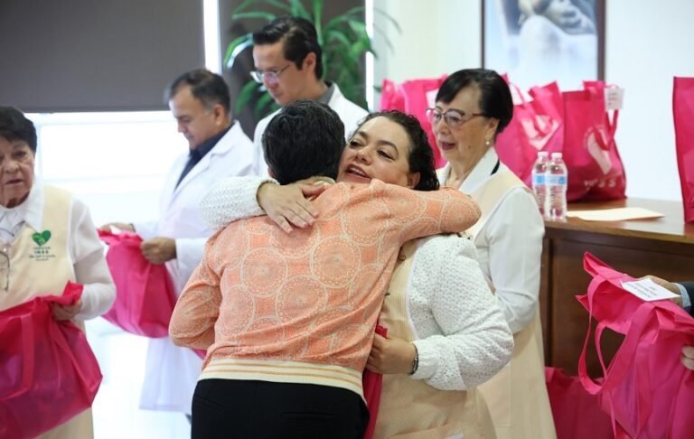 Voluntariado del IMSS Hidalgo entrega de 36 kits con prótesis mamarias artesanales