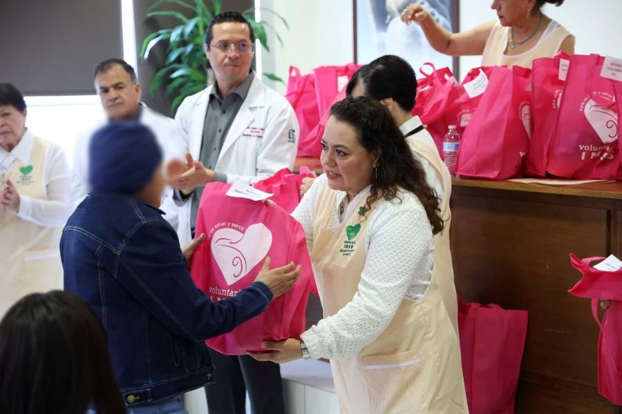 Voluntariado del IMSS Hidalgo entrega de 36 kits con prótesis mamarias artesanales