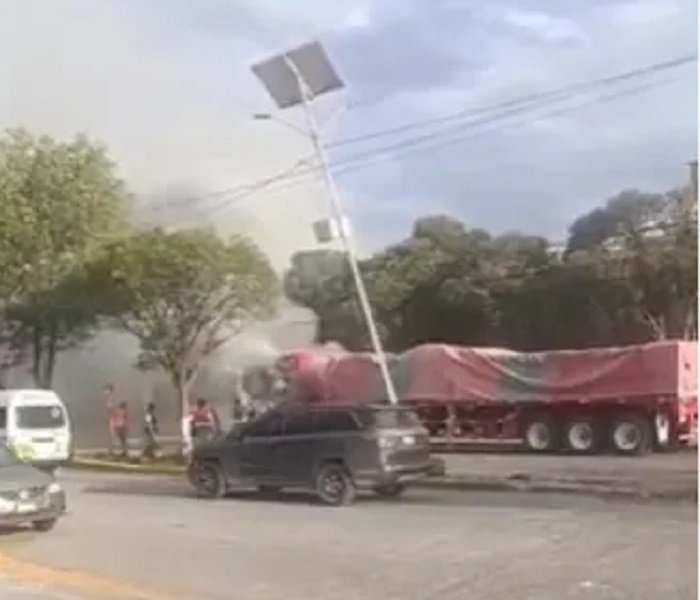 Se Incendia Tráiler de Empresa de Impermeabilizantes en la Zona Industrial de Tizayuca.