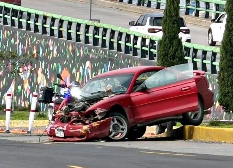 Accidente, Mustang Choco Contra la Infraestructura del Tuzobús