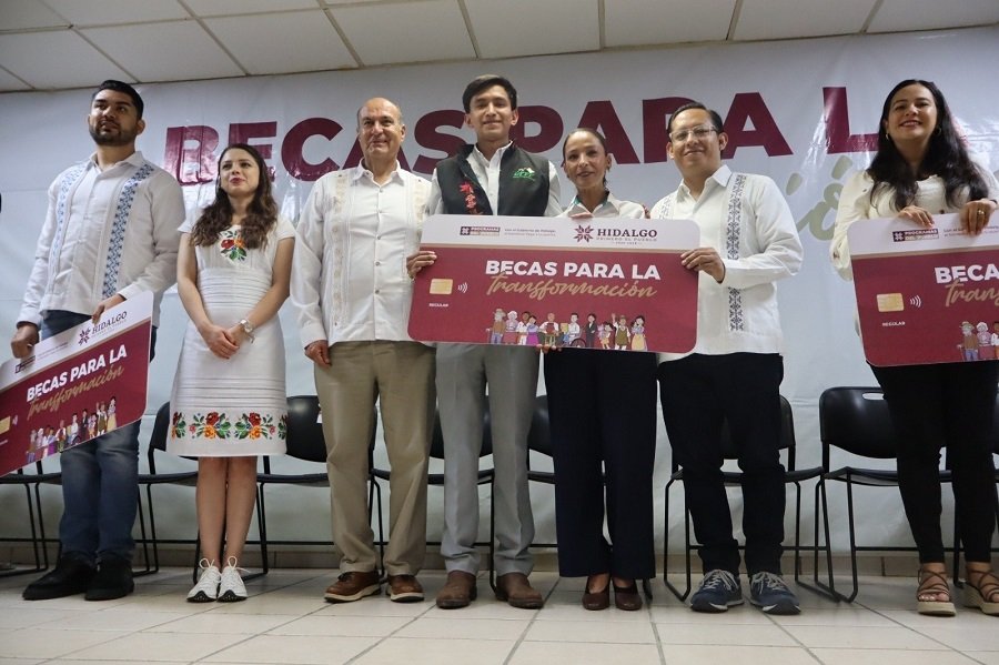 Becas para la Transformación llegan a estudiantes de Chapulhuacán y Jacala