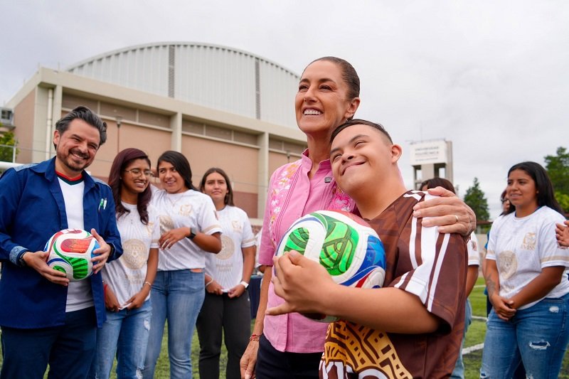 En San Luis Potosí, presidenta Sheinbaum convive con jugadoras y jugadores del Mundial Social