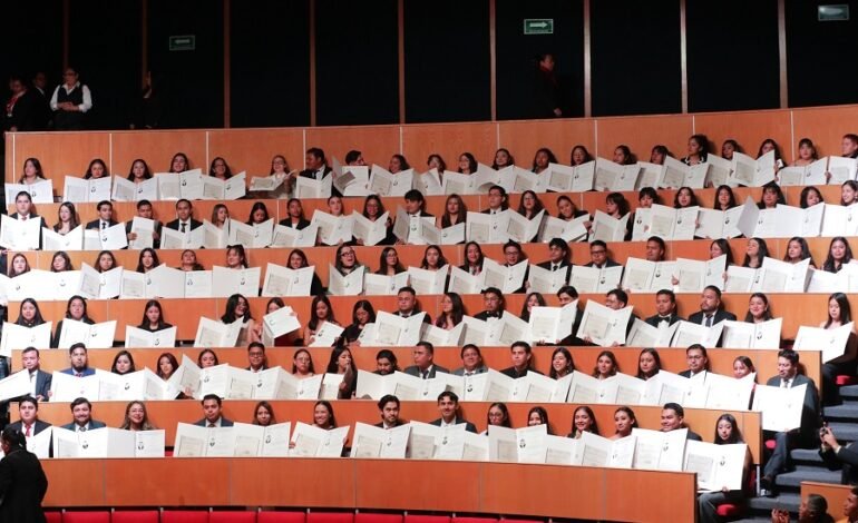 Entrega UAEH 443 títulos profesionales a nueva generación de egresados Garza