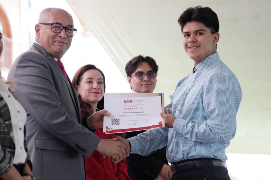 Entrega la ESTl 294 certificados de bachillerato y licenciatura a egresados Garza