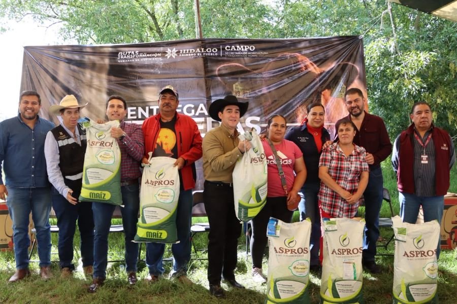 Entregan terneras y vientres ovinos para 12 municipios
