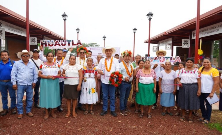 Gobierno de Hidalgo entrega dos paradores del Corredor Artesanal de la Huasteca en Huautla y Yahualica
