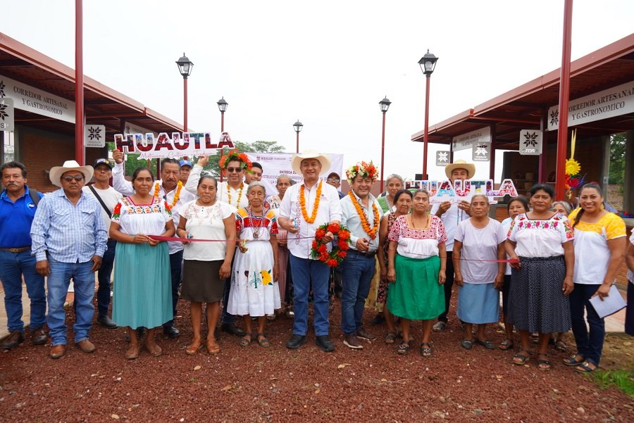 Gobierno de Hidalgo entrega dos paradores del Corredor Artesanal de la Huasteca en Huautla y Yahualica