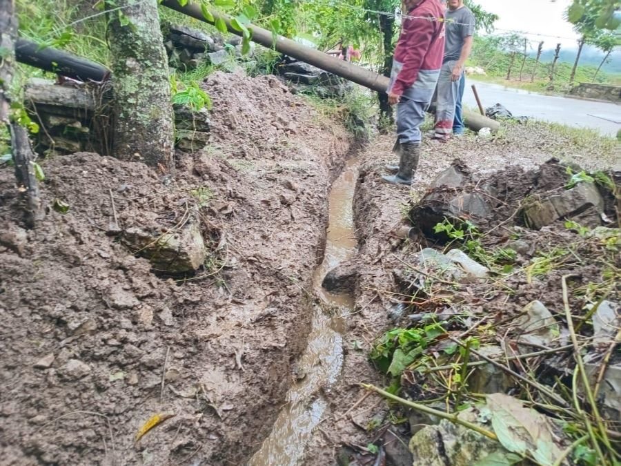 SIPDUS Retira Derrumbes en Tianguistengo, Metepec-Tenango, Temascalapa-Huehuetla. Huautla, Acatyepec Tres Huastecas y Xoxhiatipan