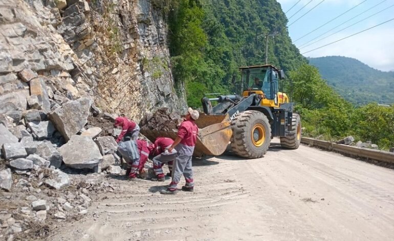 Gobierno de Hidalgo continúa con acciones de limpieza en caminos y carreteras