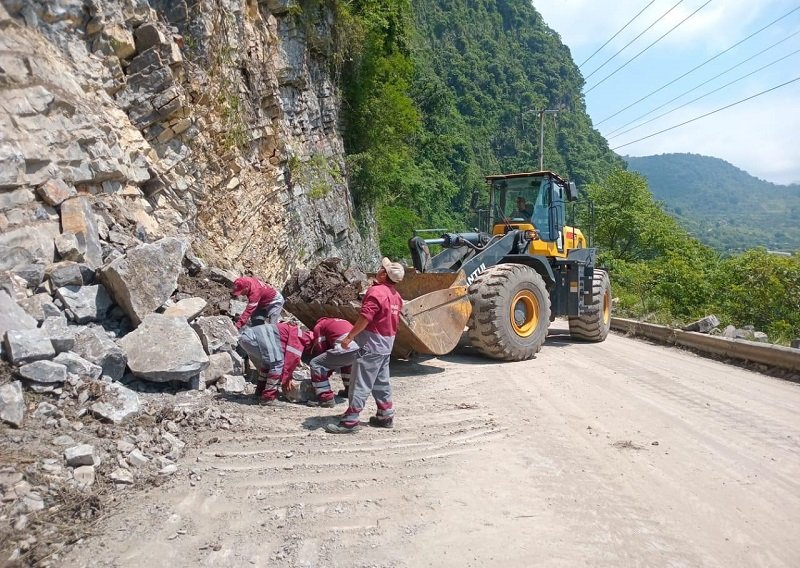 Gobierno de Hidalgo continúa con acciones de limpieza en caminos y carreteras