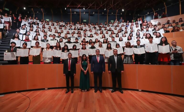 Reciben Certificados de Bachillerato 273 Egresados de la Preparatoria 4 de la UAEH