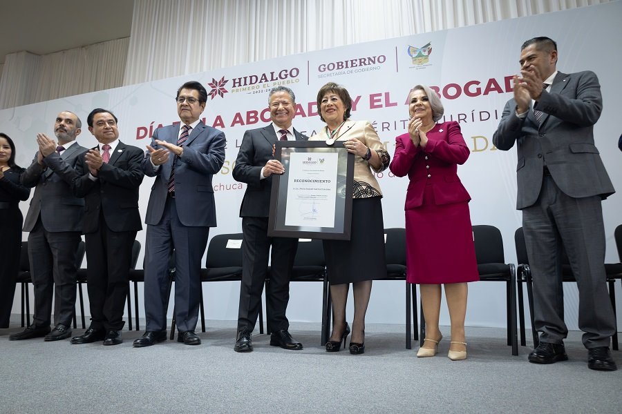 Julio Menchaca Entrega Presea al Mérito Jurídico a la Primera Notaria de Hidalgo