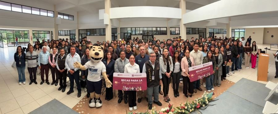 Reciben estudiantes del ITESHU Becas para la Transformación