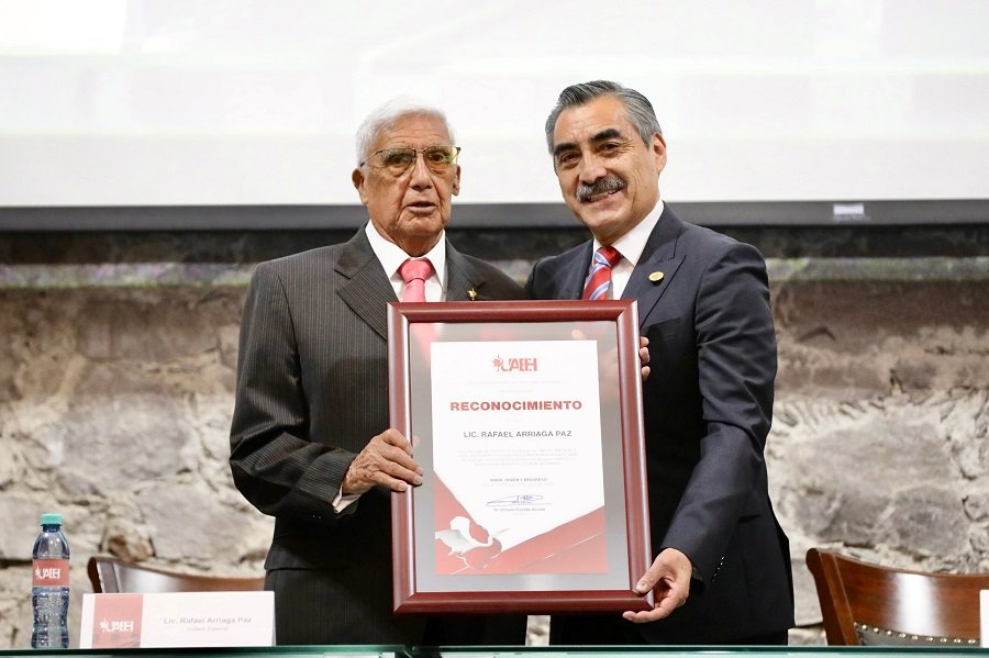 UAEH Reconoce al Licenciado  Rafael Arriaga Paz por contribuir al desarrollo institucional