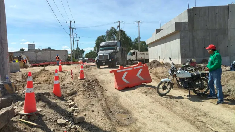 Vecinos de Palma Gorda y La Higa Bloquean obras del Tren AIFA-Pachuca Exigen Reparación de Caminos y Atención al Agua.