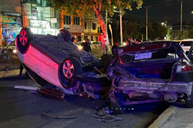Vehículo Volcó Sobre El Bulevar G. Bonfil, En Pachuca, Dejando Como Saldo Preliminar Tres Personas Lesionadas.