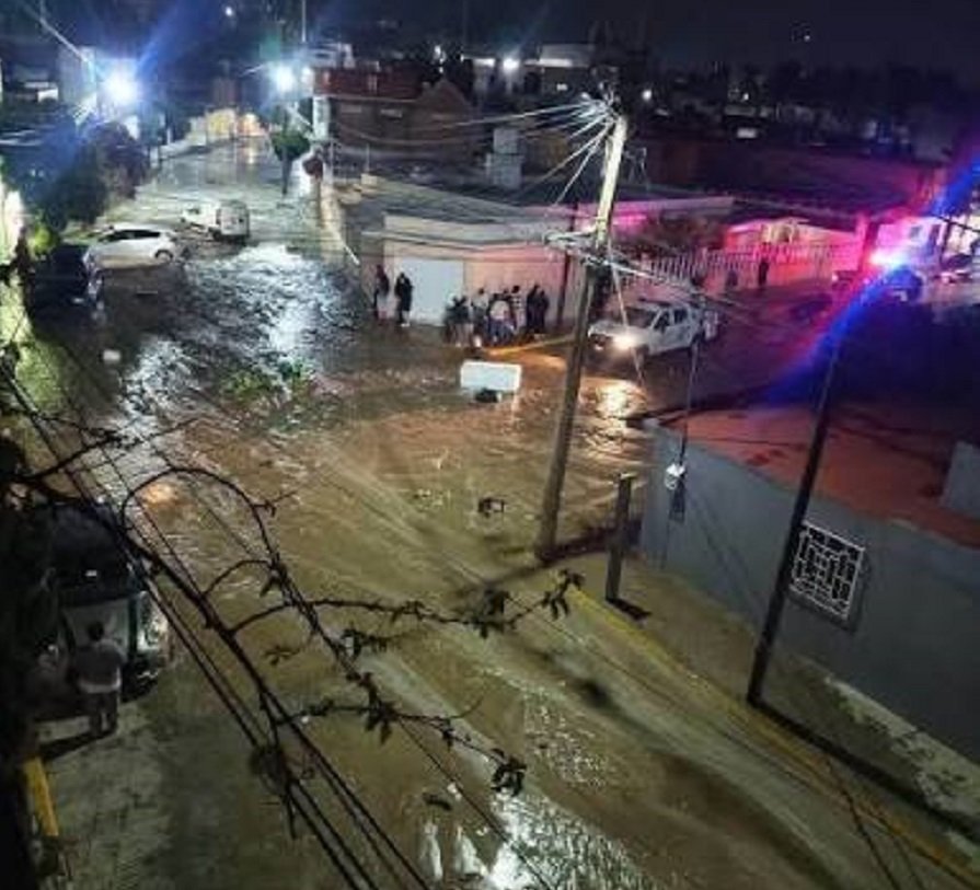 Se Desgajo un cerro en Tula; viviendas quedan bajo lodo y se abre socavón en carretera por Lluvias y Granizo