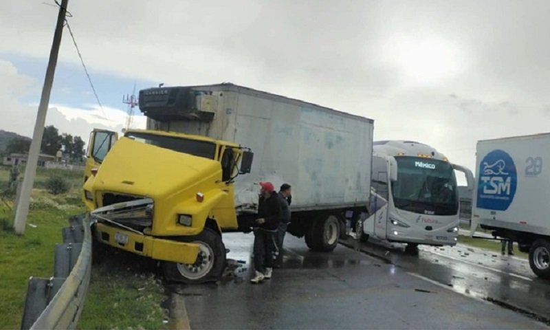 Chocan en la México-Tuxpan, a la altura de Santa Gertrudis Dos Camiones de Carga y Un Auto Compacto, Saldo Cinco Personas Lesionadas