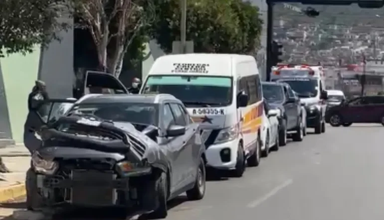 Choque Entre Un Automóvil Particular y Una Urvan en Río de las Avenidas, Saldo Tres Personas Lesionadas.