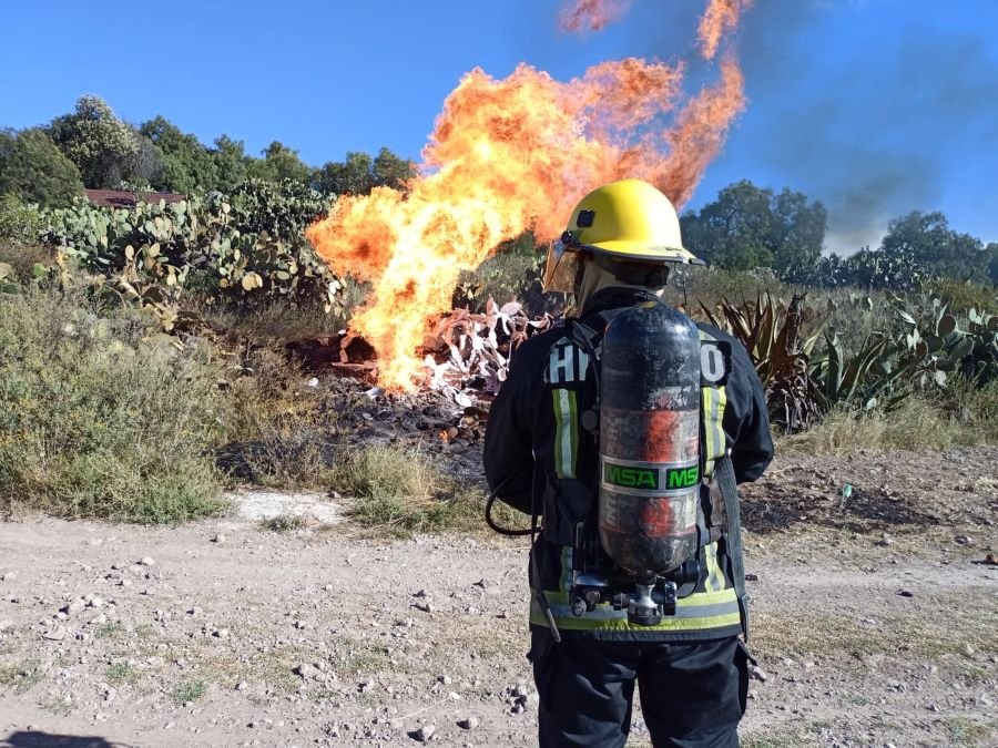 Incendio en Xolostitla, Municipio de Epazoyucan Cuando Pemex Inhabilitaba Una Toma Clandestina.