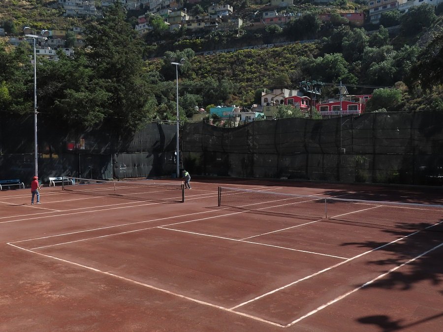 Ofrece Club Universitario clases gratuitas de tenis a la comunidad Garza