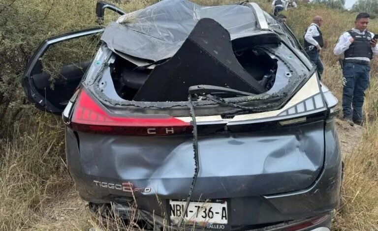 Vehículo Salió del Camino en la Antigua Carretera al Real, a la Altura de Cristo Rey, Cayo en un Barranco, Saldo Tres Heridos
