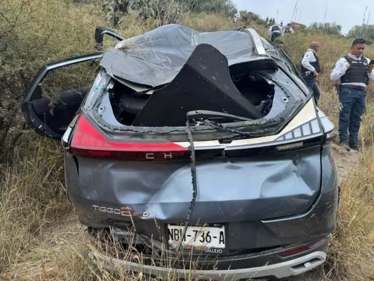 Vehículo Salió del Camino en la Antigua Carretera al Real, a la Altura de Cristo Rey, Cayo en un Barranco, Saldo Tres Heridos