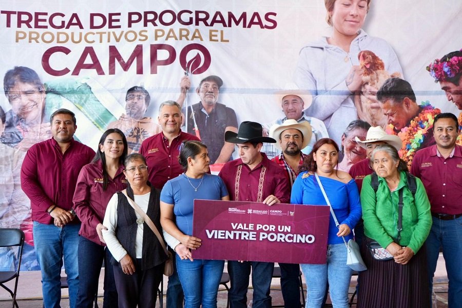 Saderh entrega apoyos productivos a mujeres y familias del campo, en el municipio de Zacualtipán