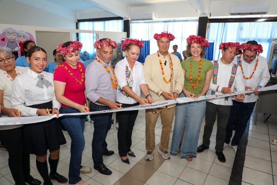 Entrega Natividad Castrejón equipamiento educativo por más de 2.4 mdp en Huejutla