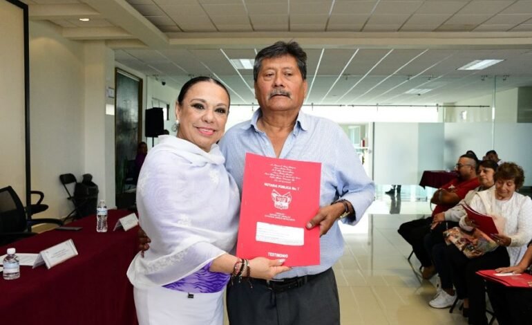 Familias del Paraiso, La Industrial y Ahuehuetitla reciben escrituras fortaleciendo su seguridad patrimonial