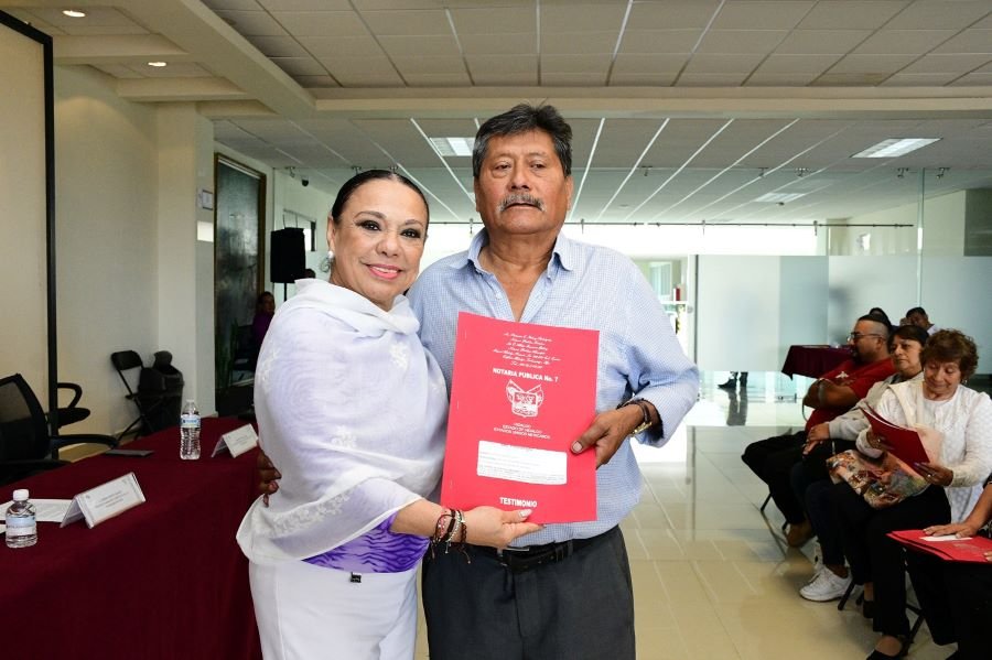 Familias del Paraiso, La Industrial y Ahuehuetitla reciben escrituras fortaleciendo su seguridad patrimonial