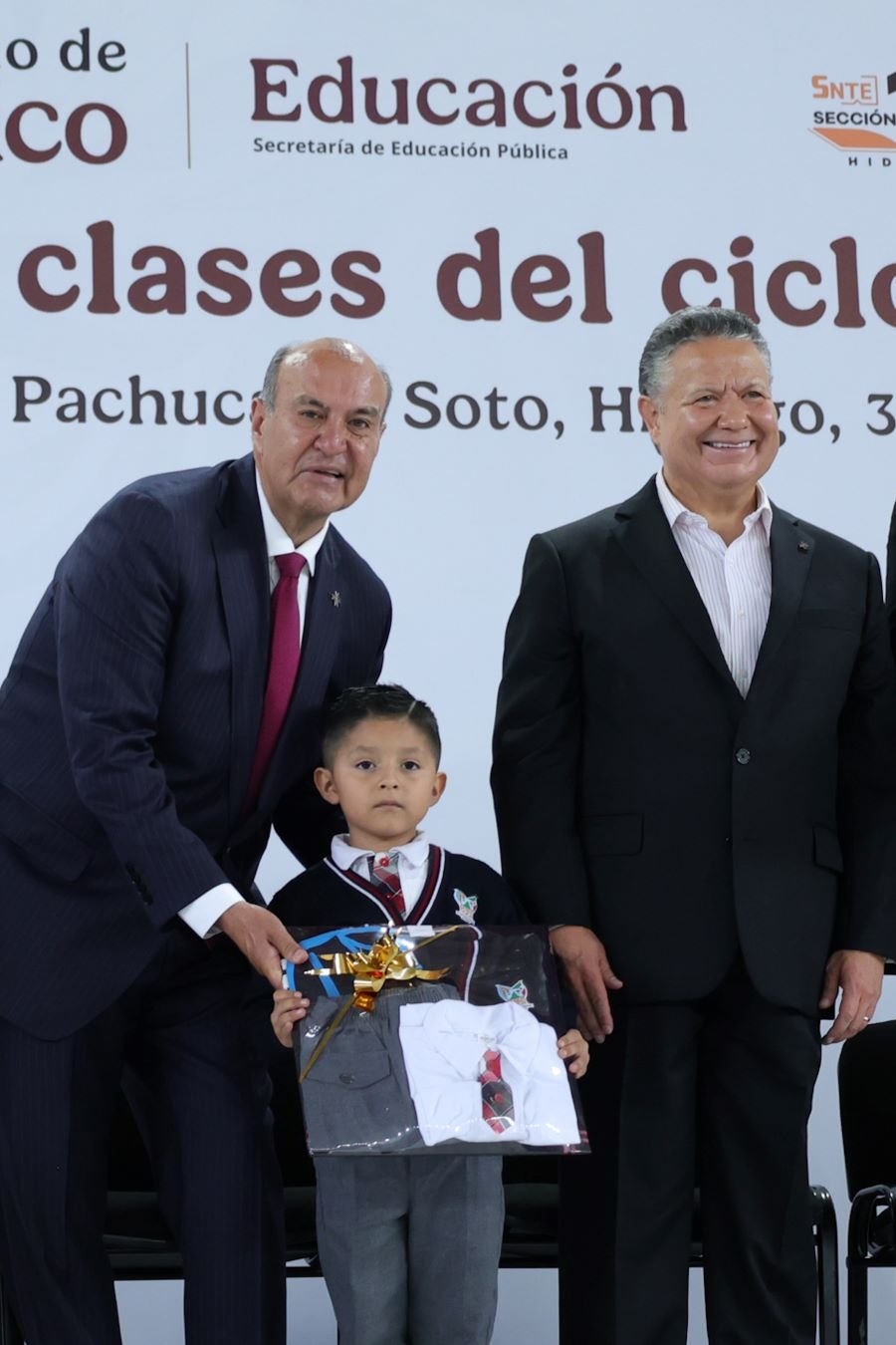 Julio Menchaca consolida transformación educativa en Hidalgo