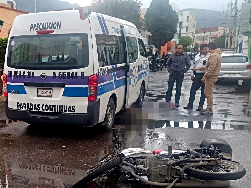 Muere un Hombre al Derrapar su Motocicleta se Proyectó Contra una Combi Quedando debajo, Sobre La Calle Belisario Domínguez