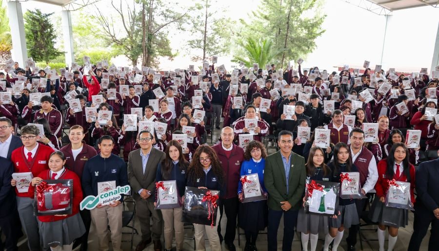 Natividad Castrejón Entrega Uniformes y Libros a Estudiantes de Bachillerato
