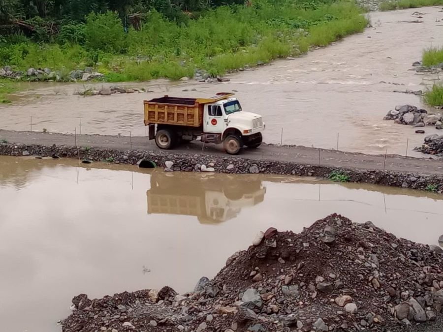 Se mantiene paso provisional sobre el río Claro en Tepehuacán de Guerrero