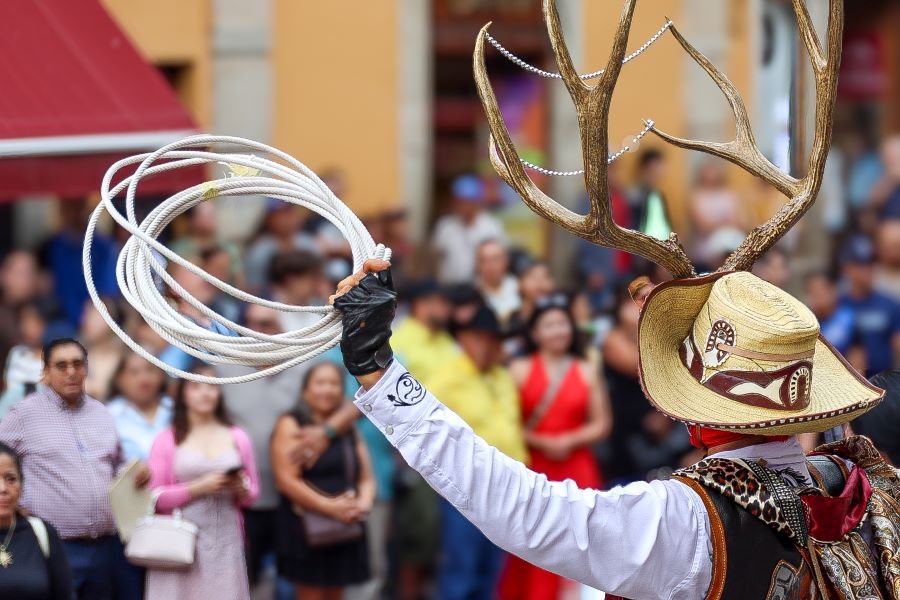 Cuernudos proyecta riqueza cultural de Hidalgo en Festival Cervantino