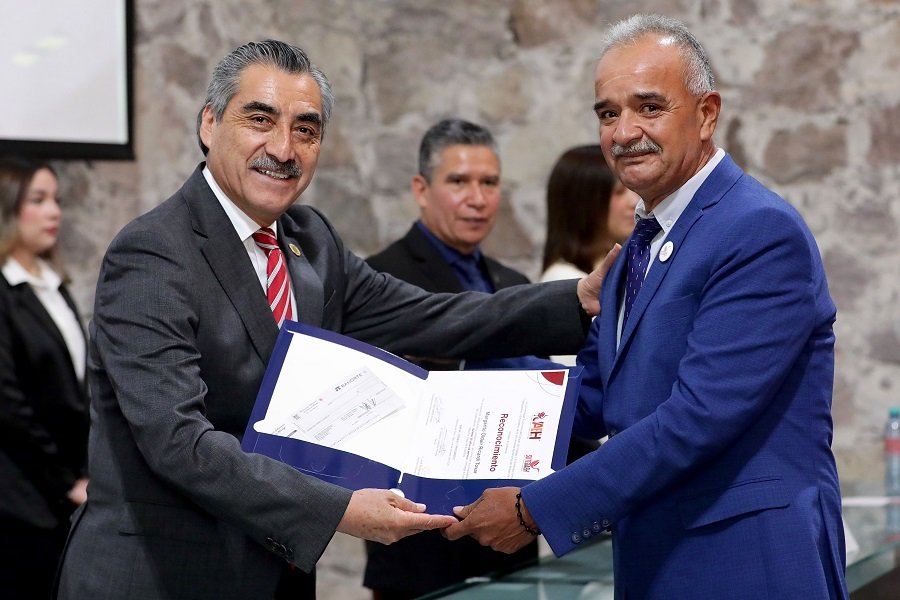 Honra la UAEH lealtad y trayectoria de 85 integrantes del personal administrativo