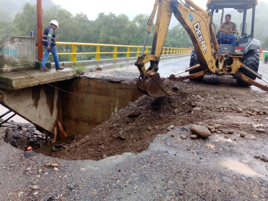 SIPDUS habilita el paso del puente vehicular ubicado en la comunidad de Tamala, en Tepehuacán de Guerrero.