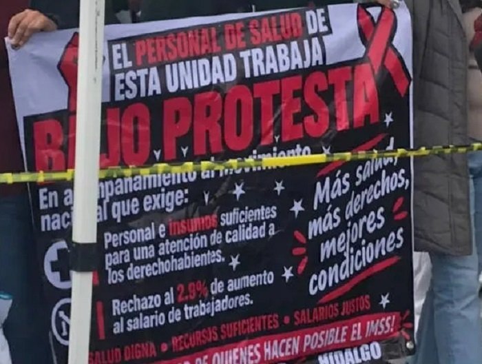 Bloquean Trabajadores del IMSS el Bulevar Felipe Ángeles